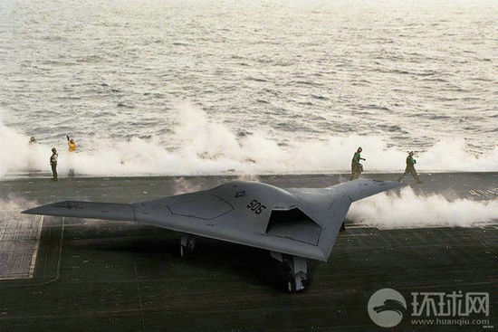 資料圖：X-47B無人機(jī)在林肯號航母上進(jìn)行系統(tǒng)連接測試。