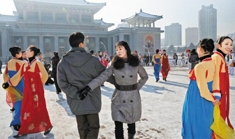 12月12日，朝鮮成功發(fā)射火箭后，平壤市民跳舞慶祝（資料圖）