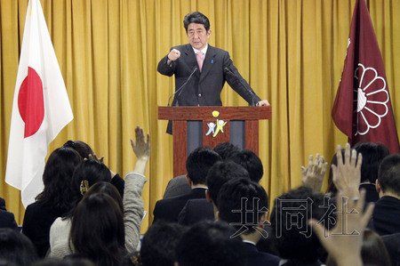 12月17日，日本自民黨總裁安倍晉三17日在黨總部會見記者，表示考慮與日本維新會和眾人之黨攜手修改憲法。