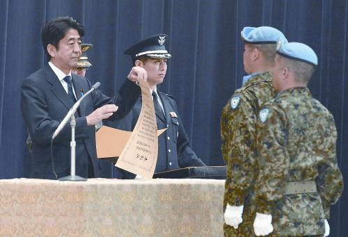 20日，日本首相安倍晉三向回國(guó)的戈蘭高地維和自衛(wèi)隊(duì)遞交政府獎(jiǎng)狀。安倍在儀式上稱，近年“日本周邊的安全保障環(huán)境更加嚴(yán)峻”，為此將修改《防衛(wèi)計(jì)劃大綱》，進(jìn)一步加強(qiáng)日美同盟。