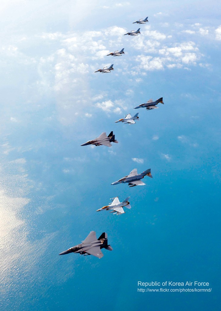 圖為韓空軍KF-16戰(zhàn)機(jī)、F-4戰(zhàn)機(jī)、F-15K兩代三型戰(zhàn)機(jī)編隊(duì)升空練作戰(zhàn)。