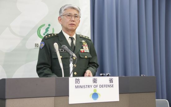 2月21日下午2點(diǎn)，日本陸上自衛(wèi)隊(duì)參謀長君塚榮治在防衛(wèi)省會(huì)見記者