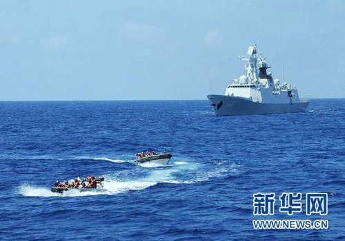 3月28日，十余名臨檢拿捕隊員從玉林艦出發(fā)，乘小艇駛向模擬可疑商船的艦只。