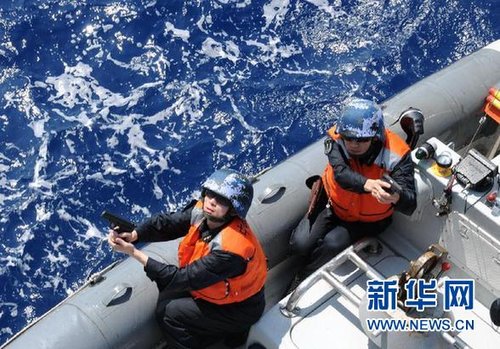 　3月28日，十余名臨檢拿捕隊員乘小艇駛至模擬可疑商船下方水面。