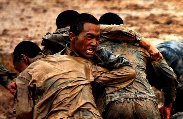 資料圖：濟(jì)南軍區(qū)某部特種兵魔鬼訓(xùn)練。