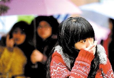 大學(xué)路附近，一位美女冷得縮起脖子。 晚報記者 馬健 圖