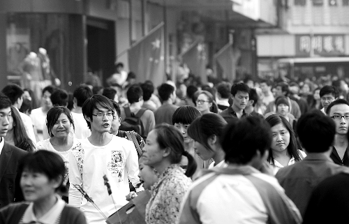 8天長假中，逛街購物的人數(shù)激增，鄭州市德化步行街上“人潮洶涌” 河南商報記者 王春勝/攝