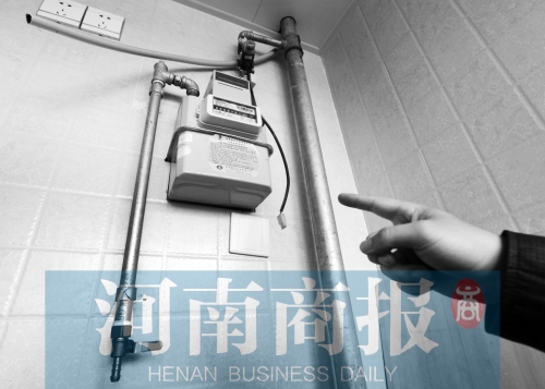 天然氣管裸露，有居民稱(chēng)安裝好的燃?xì)庠罹咭恢遍e置