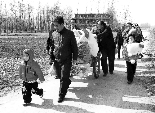 姐（左一）弟（右一護(hù)士懷中男嬰）返鄉(xiāng)，愛(ài)心捐贈(zèng)滿滿一架子車。