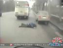 男子從行駛客車(chē)跌落 慘遭后車(chē)碾壓