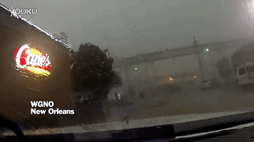 好可怕！大風(fēng)把火車從橋上吹了下來