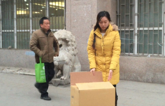 路遇行路艱難的人 你會(huì)出手嗎？
