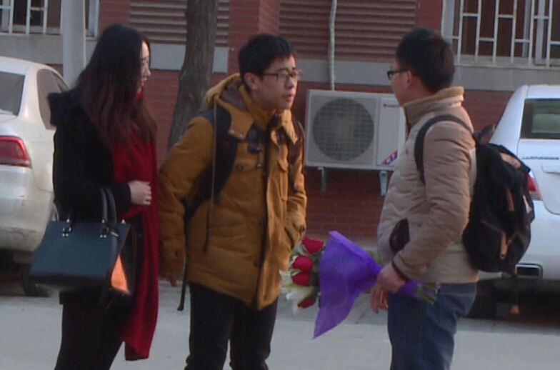 美女請你假裝其男友拒絕追求者，你會怎么辦？