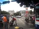 好恐怖的車(chē)禍！騎車(chē)先到人才到