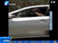 懸！山路上情侶邊開車邊親熱