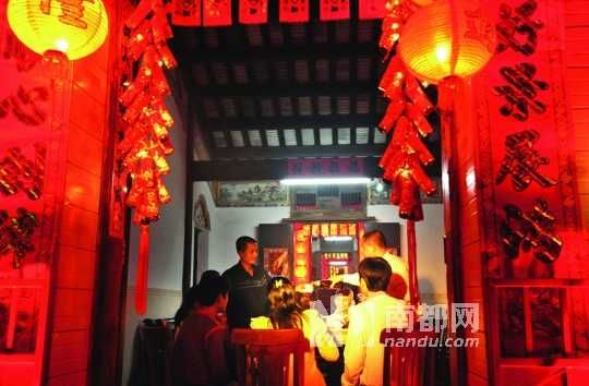 　　?？谌税殉Φ哪暌癸埛Q為“吃圍爐”。