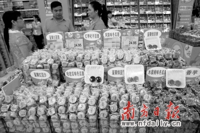 散裝月餅因其實(shí)惠的價(jià)格、豐富的口味而受到市民的青睞。
