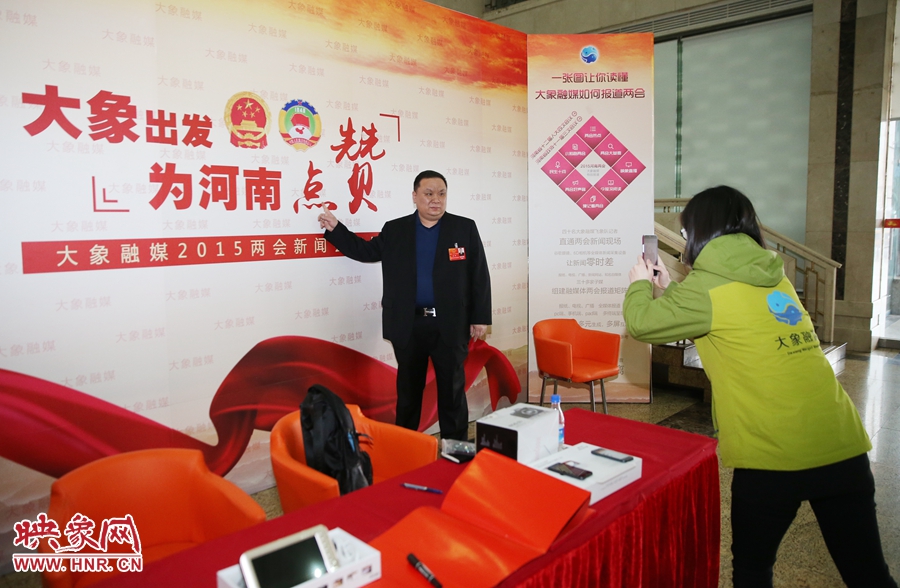 幫代表在大象融媒新聞會客廳留影拍照。