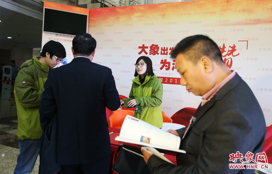 向代表、委員講解大象融媒旗下出品的新聞產品。