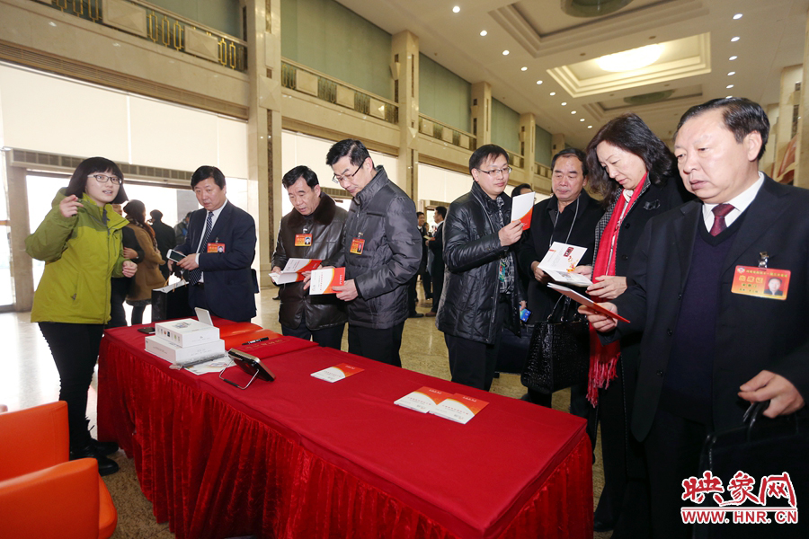 向代表、委員講解大象融媒旗下出品的新聞產品。