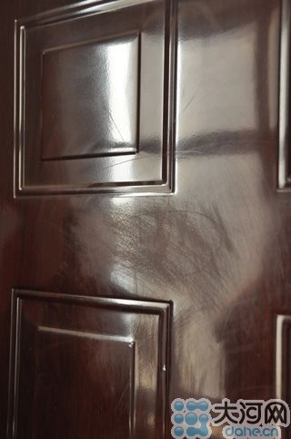 　雖然王先生用砂紙打磨過(guò)，但是“奠字”仍依稀可見