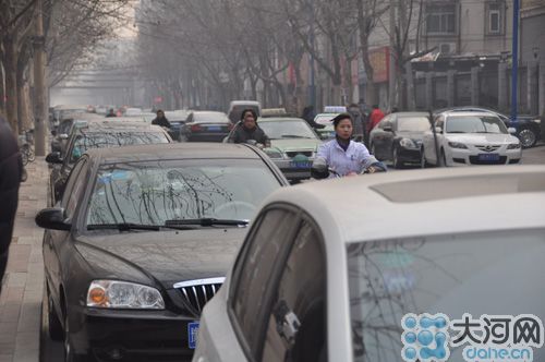 　業(yè)主將車停到經(jīng)一路上，給路人造成很大的不便