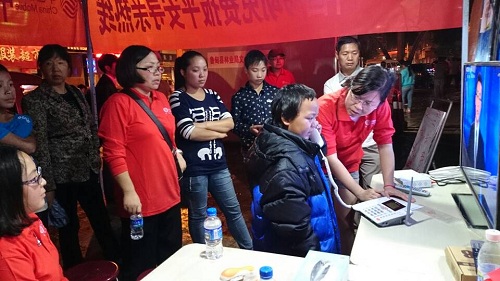 小男孩走失，移動員工幫他們找 親人