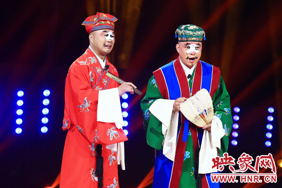 田相偉（右）表演喜劇《吹?！沸Ψ珗?chǎng)