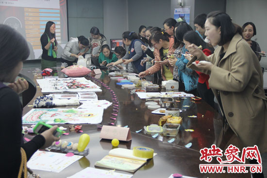 比賽現(xiàn)場熱鬧非凡，各位女神競相展示自己的作品