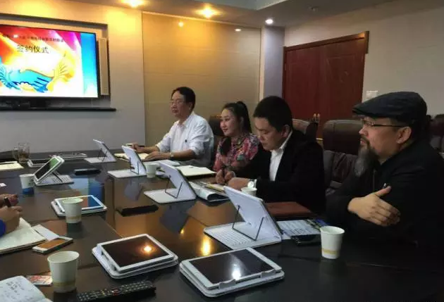 從右至左依次為趙財神，雅購供銷CEO許濤，農(nóng)團(tuán)聯(lián)盟創(chuàng)始人王婷。