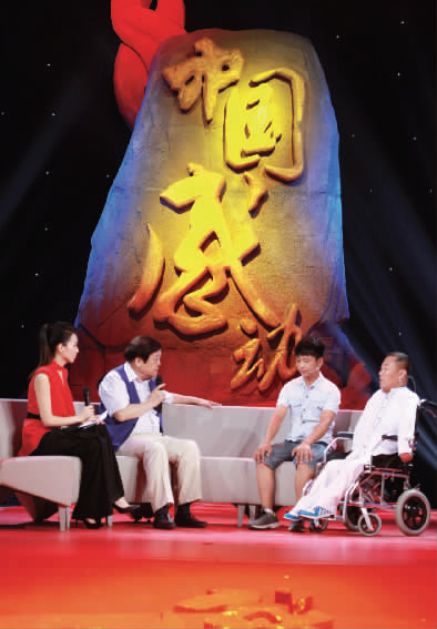 肇恒君（右一）天生殘疾，但是他自兒時起就有著一個音樂夢
