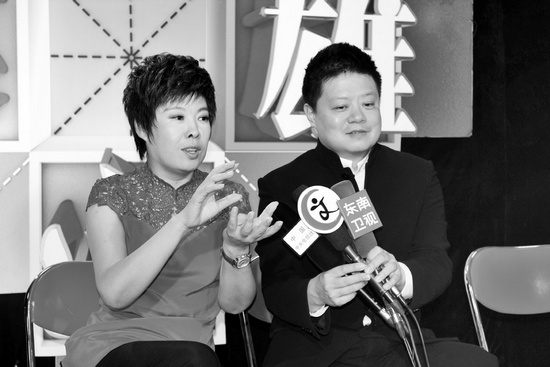 《漢字英雄》主持人馬東（右）、嘉賓于丹在向媒體推介節(jié)目