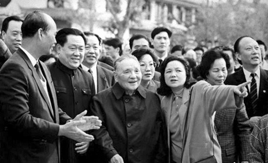 1992年，鄧小平南巡 圖片來自中國共產(chǎn)黨新聞網(wǎng)