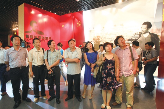 河南電視臺(tái)、河南人民廣播電臺(tái)、河南省詩(shī)歌學(xué)會(huì)的專家、詩(shī)人、記者等數(shù)十人赴蘭考焦裕祿紀(jì)念園采風(fēng)學(xué)習(xí)