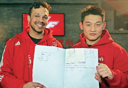 　　約瑟夫手繪了每個(gè)選手的肖像，認(rèn)認(rèn)真真地用字母拼寫出選手的中文名字附注?！翱?，這個(gè)是鄭召玉喲”