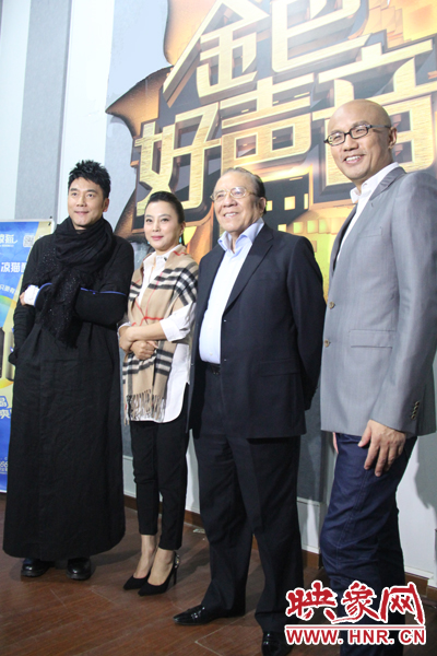 林依輪、李玲玉、楊洪基三位評(píng)委導(dǎo)師以及主持人孫國(guó)慶接受媒體采訪