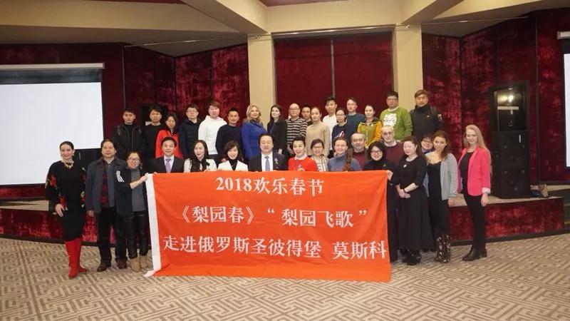 《梨園春》與俄羅斯文化學(xué)者開展座談會，共同交流中俄藝術(shù)文化的發(fā)展并互贈禮物