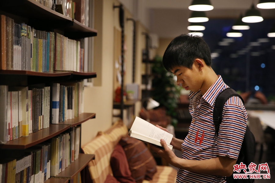 袁丙鵬，22歲，某大學大三學生：在適合的環(huán)境里看書，才能看出境界。