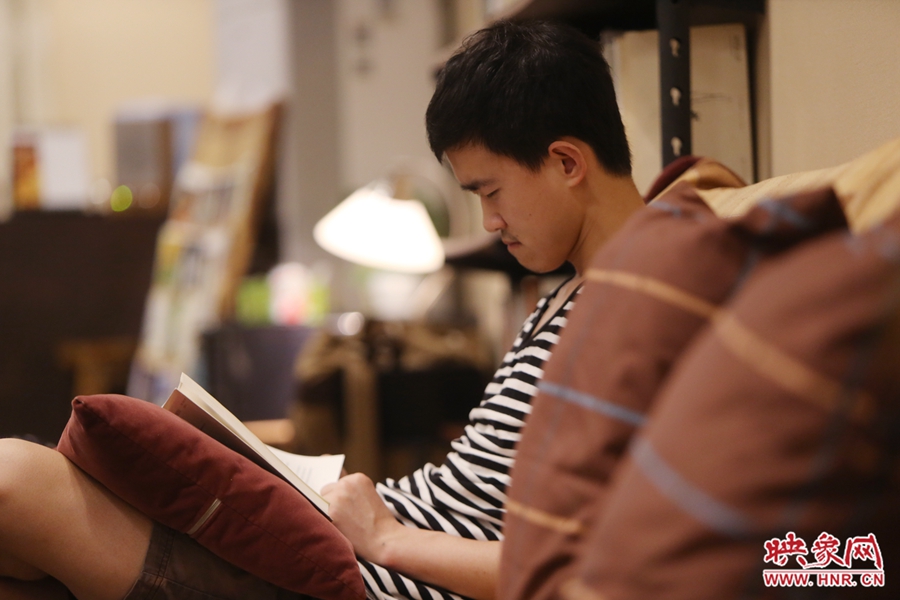 徐浩然，24歲，圖書編輯：在書店看紙質書，意境會更深一些。