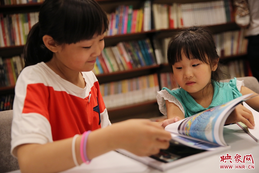 姐姐王藝茹，11歲，小學五年級學生；妹妹王有君，5歲：像喜歡看電視一樣喜歡看書。