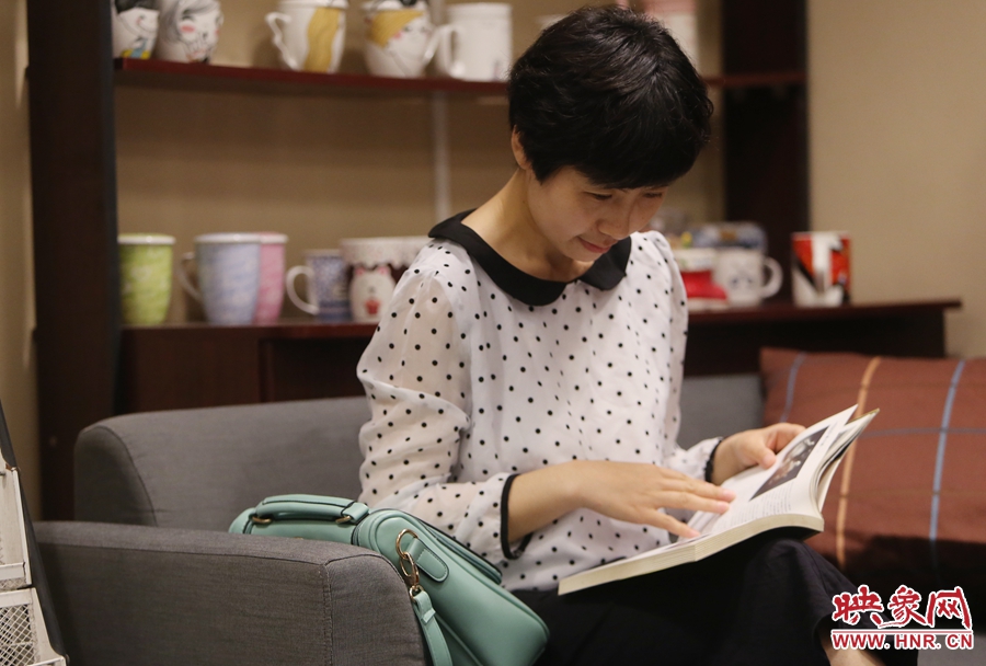 毛韶華，年齡保密，文字工作者：紙質書是營養(yǎng)餐，電子書是快餐。