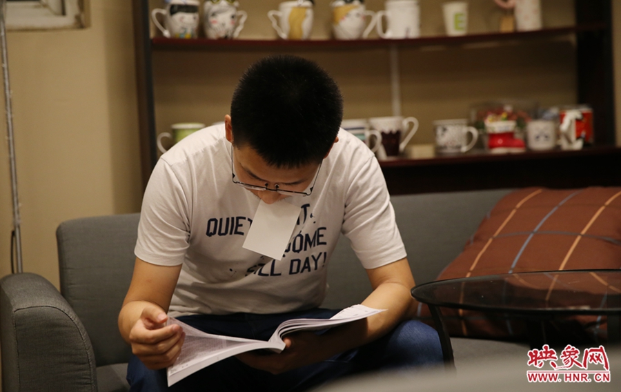 楊栗，22歲，某大學大三學生：喜歡這種看書的環(huán)境。