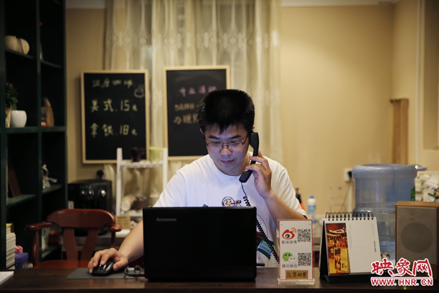店長小博，由于書店搬遷至此，經(jīng)常接詢問地址的電話。