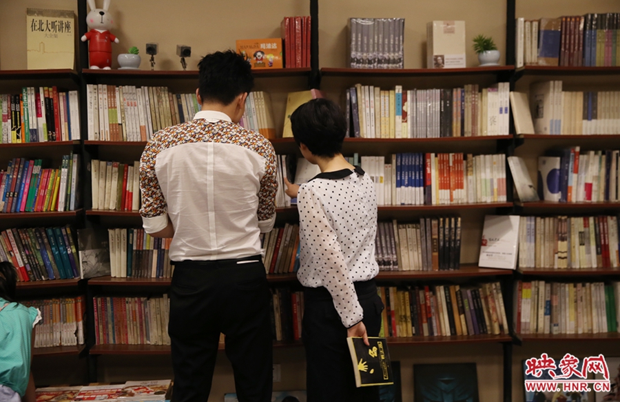 看書的人。