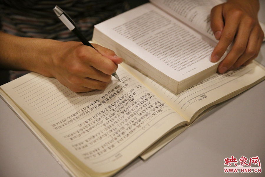 看書的人。