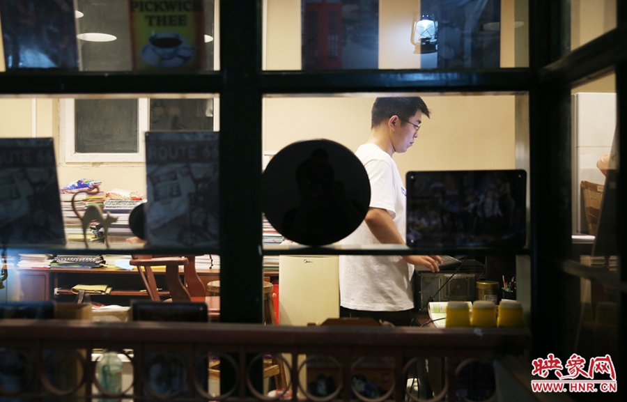 為實體書店堅守的人。