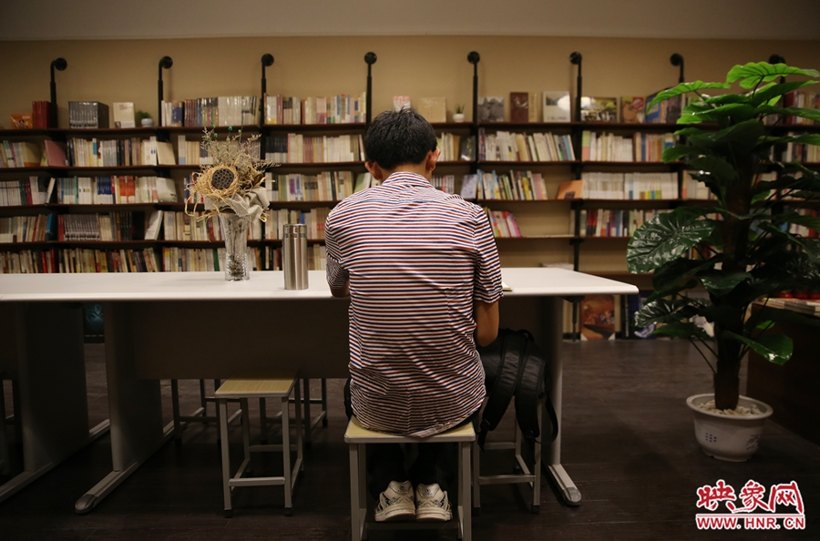 5月23日晚，鄭州一家24小時（周五、周六）書店營業(yè)。慕名而來的客人在看書。