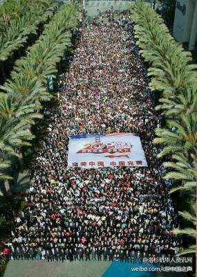 中國7000人旅行團(tuán)在美唱國歌 人均消費1萬美元