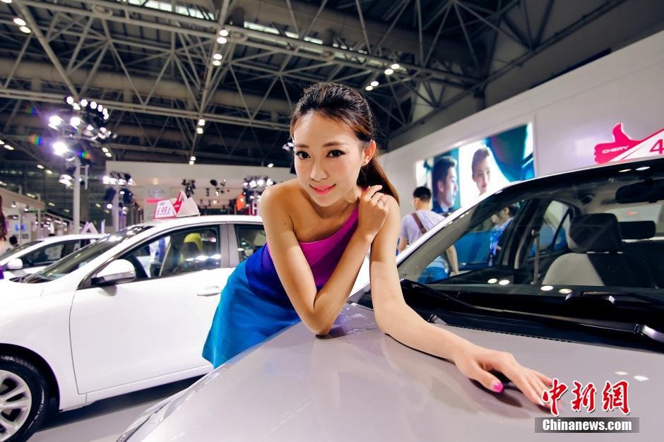 福州國(guó)際車展開(kāi)幕 眾車?！盃?zhēng)奇斗艷”