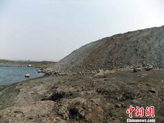 填湖造地，在鴨河水庫非法建設(shè)有越演越烈之勢。吳揚　攝